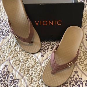 NIB Vionic sandals